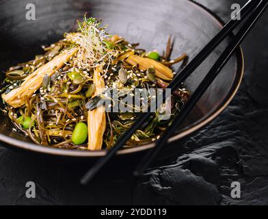 Plat épicé, nouilles avec viande et légumes dans un wok poêle Banque D'Images