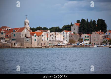 Village Sepurine, île de Prvic, vue depuis la mer Banque D'Images