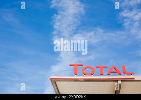 Logo de l'entreprise total sur sa station-service Banque D'Images