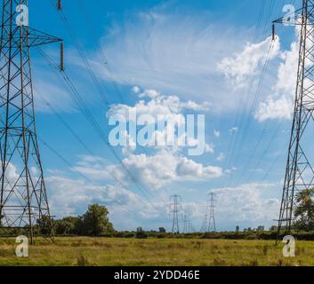Une rangée reculée de pylônes électriques le long du chemin de la Tamise dans le Gloucestershire Banque D'Images
