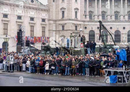 Wien, Österreich. 26. Oktober 2024. Schaulustige beobachten Feierlichkeiten anlässlich des Nationalfeiertages am Wiener Heldenplatz, Leistungsschau des österreichischen Bundesheeres. Vienne *** Vienne, Autriche 26 octobre 2024 les spectateurs regardent les célébrations à l'occasion de la fête nationale à Viennas Heldenplatz, exposition des Forces armées autrichiennes Vienne Banque D'Images