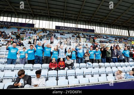 Les membres des Sky Blues dans le groupe de football de Parkinson de la communauté avant le match du Sky Bet Championship à la Coventry Building Society Arena. Date de la photo : samedi 26 octobre 2024. Banque D'Images