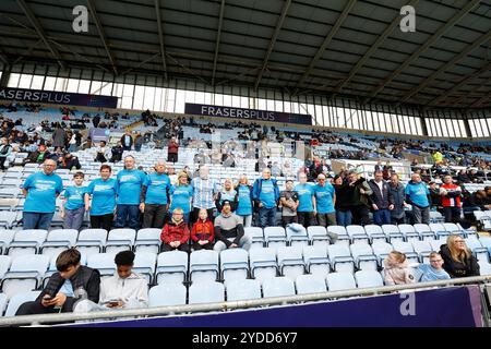 Les membres des Sky Blues dans le groupe de football de Parkinson communautaire avant le match du Sky Bet Championship à la Coventry Building Society Arena. Date de la photo : samedi 26 octobre 2024. Banque D'Images