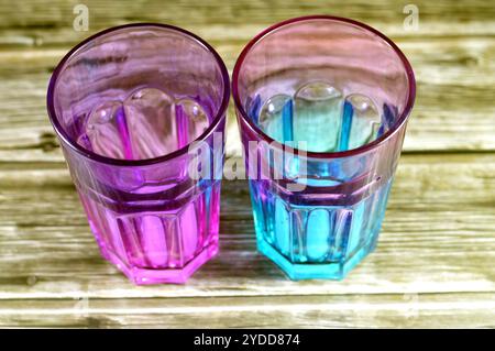 verre à boire coloré, récipient en verre utilisé pour boire des liquides, verres de table, récipients à boire (verres à boire), vaisselle utilisée pour mettre une table fo Banque D'Images