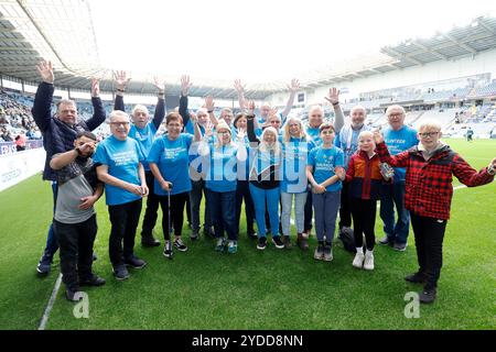 Les membres des Sky Blues dans le groupe de football de Parkinson communautaire avant le match du Sky Bet Championship à la Coventry Building Society Arena. Date de la photo : samedi 26 octobre 2024. Banque D'Images