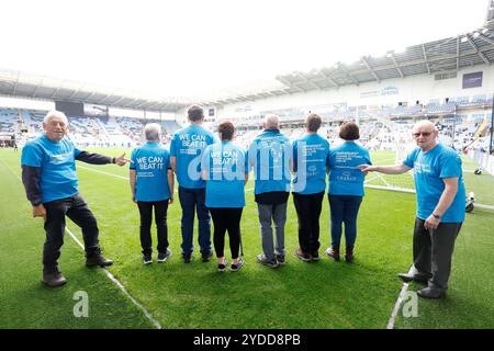 Les membres des Sky Blues dans le groupe de football de Parkinson communautaire avant le match du Sky Bet Championship à la Coventry Building Society Arena. Date de la photo : samedi 26 octobre 2024. Banque D'Images