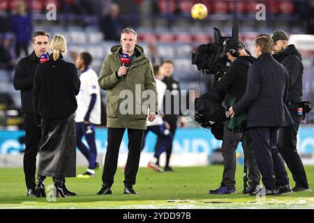 Sky Sports a commenté Gary Neville (l) et Jamie Carragher lors du match de premier League entre Leicester City et Nottingham Forest au King Power Stadium de Leicester, en Angleterre. (James Holyoak/SPP) crédit : SPP Sport Press photo. /Alamy Live News Banque D'Images