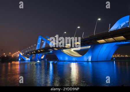 Pont Sheikh Zayed la nuit, Abu Dhabi, eau Banque D'Images