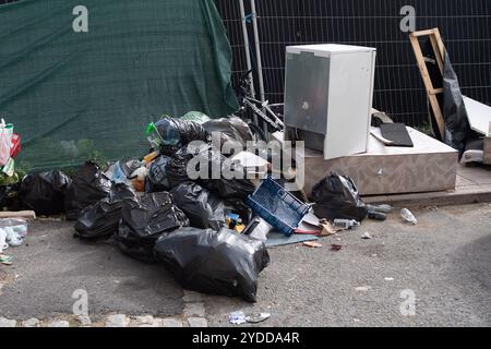 Slough, Berkshire, Royaume-Uni. 3 octobre 2024. Des déchets et des ordures se sont jetés sur les trottoirs de Slough High Street dans le Berkshire. Des rats sont régulièrement vus autour de Slough High Street en raison des renversements réguliers de mouches par les résidents. Crédit : Maureen McLean/Alamy Banque D'Images