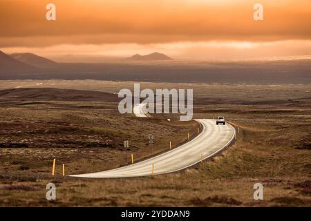 Courbe autoroute à travers le paysage islandais Banque D'Images