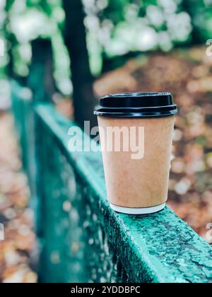 Tasse à café jetable laissée dans la rue Banque D'Images