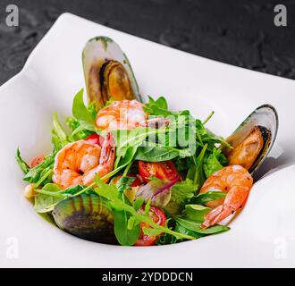 Salade de fruits de mer avec crevettes et moules sur assiette Banque D'Images