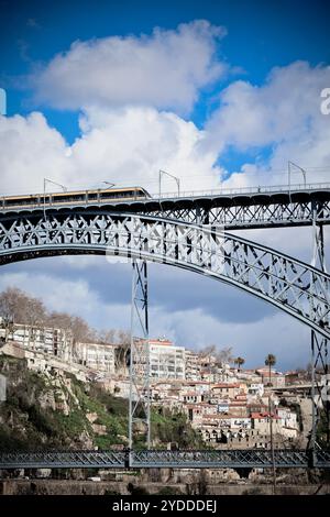 Metro train sur le pont de Dom Luiz à Porto Banque D'Images