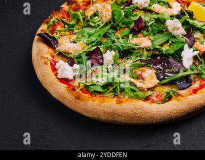 Pizza aux crevettes, roquette et crème Banque D'Images