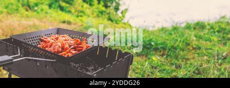 Griller des crevettes sur un barbecue. Mise au point sélective. nourriture. Banque D'Images
