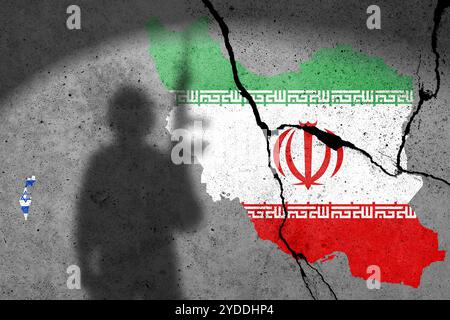 Drapeaux d'Israël et d'Iran peints sur un mur de béton avec l'ombre du soldat Banque D'Images