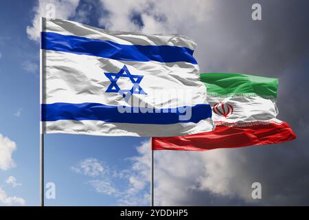 Drapeaux d'Israël et d'Iran au-dessus du ciel sombre. Banque D'Images