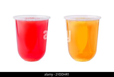 Smoothie à la fraise et à l'orange dans des gobelets en plastique isolés Banque D'Images