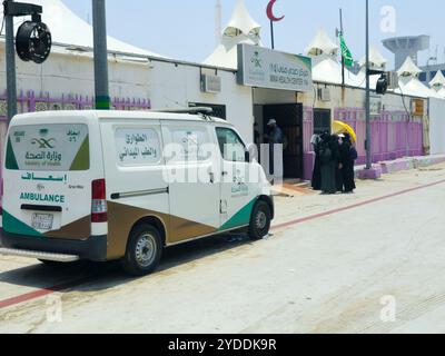 Mina, la Mecque, Arabie Saoudite, 19 juin 2024 : une ambulance pour les appels d'urgence du ministère de la santé de l'Arabie Saoudite dans la région de Mina pendant le pèlerinage s. Banque D'Images