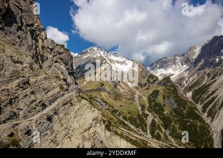 Alpes autrichiennes. Montagnes en Autriche beau paysage alpin au début de l'été avec un peu de neige. Alpes autrichiennes près d'Imst Banque D'Images