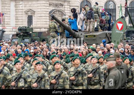 Wien, Österreich. 26. Oktober 2024. Schaulustige beobachten Feierlichkeiten anlässlich des Nationalfeiertages am Wiener Heldenplatz, Leistungsschau des österreichischen Bundesheeres. Vienne *** Vienne, Autriche 26 octobre 2024 les spectateurs regardent les célébrations à l'occasion de la fête nationale à Viennas Heldenplatz, exposition des Forces armées autrichiennes Vienne Banque D'Images