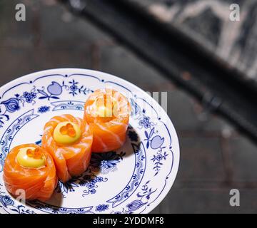 Rouleau de saumon avec mayonnaise aux œufs et caviar rouge Banque D'Images