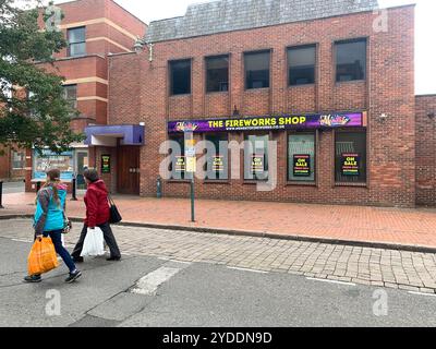 Egham, Surrey, Royaume-Uni. 3 octobre 2024. Une boutique de feux d'artifice pop-up à Egham High Street, Surrey. Il y a des appels pour que les feux d'artifice soient fabriqués aussi silencieux que la forte frappe d'eux peut causer tant de détresse aux personnes souffrant de TSPT ainsi qu'aux animaux. Crédit : Maureen McLean/Alamy Banque D'Images