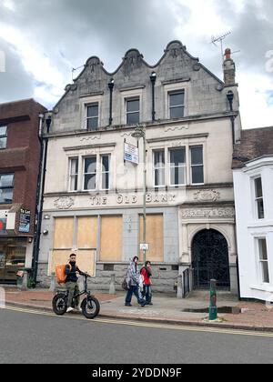 Egham, Surrey, Royaume-Uni. 3 octobre 2024. La Old Bank à Egham High Street reste embarquée et est à louer. Crédit : Maureen McLean/Alamy Banque D'Images