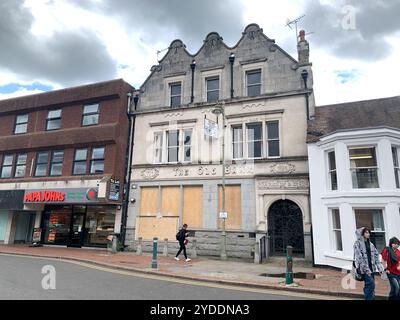 Egham, Surrey, Royaume-Uni. 3 octobre 2024. La Old Bank à Egham High Street reste embarquée et est à louer. Crédit : Maureen McLean/Alamy Banque D'Images