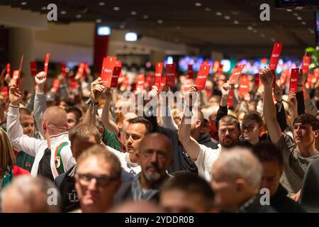 Augsburg, Deutschland. 15 octobre 2024. Mitglieder stimmen ab mit „Nein“ ; Mitgliederversammlung 2024 mit Wahl zu Aufsichtsrat und Ehrenrat. Crédit : dpa/Alamy Live News Banque D'Images