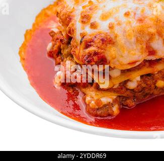 Lasagne italienne à la sauce tomate isolée sur fond blanc Banque D'Images