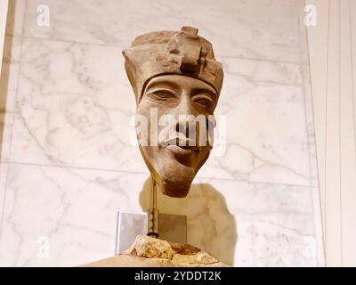 Le Caire, Egypte, 6 octobre 2024 : Akhenaton, Akhenaton ou Echnaton, un ancien pharaon égyptien fils d'Amenhotep III et Tiye, le Musée national d'Egypte Banque D'Images