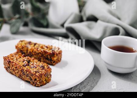 Deux barres granola et tasse de thé Banque D'Images