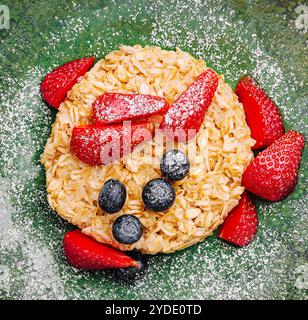 Savoureux porridge d'avoine avec des bleuets et des fraises Banque D'Images