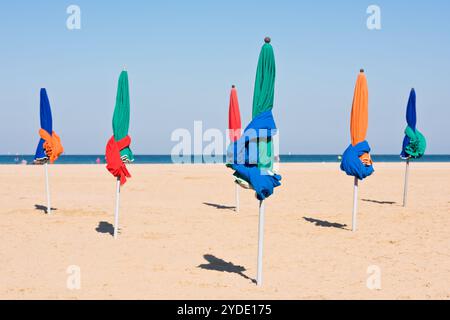 Les célèbres parasols colorés sur la plage de Deauville Banque D'Images