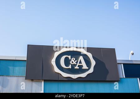 SAGUNTO, ESPAGNE - FÉVRIER 08, 2019 : C&A magasin de la chaîne internationale de magasins de vêtements de détail de mode de masse logo de la marque dans son bâtiment situé à Sagu Banque D'Images