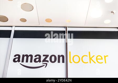 Amazon Locker dans le centre commercial, logo de la marque sur le point de ramassage pour les marchandises par correspondance. Lyon, France - 23 février 2020 Banque D'Images