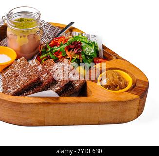 Pâté avec pain grillé à l'ail et salade Banque D'Images