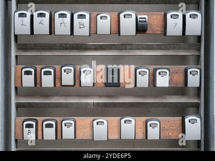 Rangées de plusieurs boîtes de verrouillage à clés sécurisées pour les appartements de location de vacances Banque D'Images