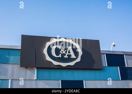 SAGUNTO, ESPAGNE - FÉVRIER 08, 2019 : C&A magasin de la chaîne internationale de magasins de vêtements de détail de mode de masse logo de la marque dans son bâtiment situé à Sagu Banque D'Images