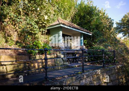 Petit abri à banc unique à South Cliff Gardens, Scarborough Banque D'Images