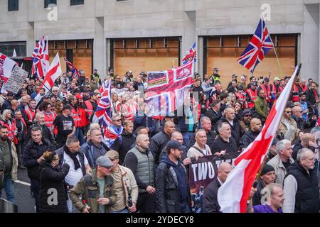 Westminster, Londres, Royaume-Uni. 26 octobre 2024 des milliers de gardiens de Tommy Robinson défilent de la station Victoria à Whitehall pour le rassemblement Unite the Kingdom, bien que Tommy Robinson de son vrai nom Stephen Yaxley-Lennon n'ait pas pu y assister après avoir été placé en détention provisoire par la police hier. Crédit. Amer Ghazzal/Alamy Live News Banque D'Images