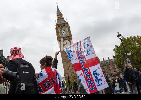 Westminster, Londres, Royaume-Uni. 26 octobre 2024. Les partisans de Stephen Yaxley-Lennon (alias Tommy Robinson) participent à une marche de protestation vers Whitehall. Les thèmes de la manifestation incluent l'immigration, et une manifestation d'opposition organisée par Stand Up to Racism marche à l'autre bout de Whitehall. La police métropolitaine et les unités recrutées d'ailleurs participent en nombre à la lutte contre la violence Banque D'Images