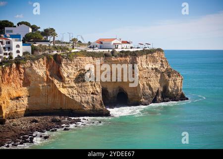 Village balnéaire sur une falaise surplombant l'océan au Portugal Banque D'Images