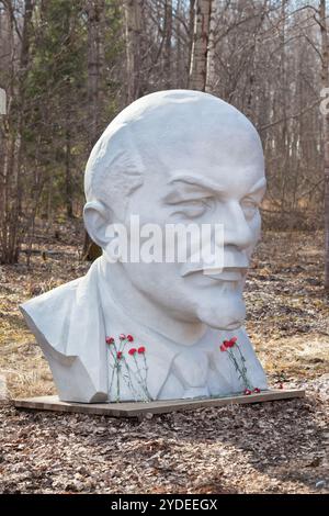 Monument blanc de Lénine de parc de Razliv lake, Russie Banque D'Images