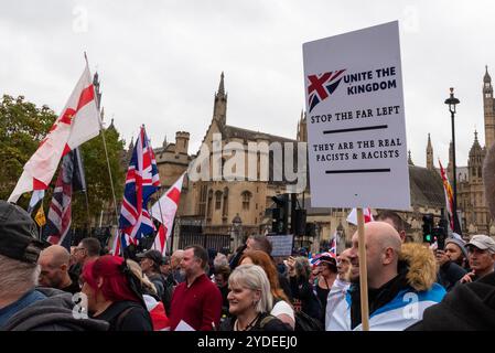 Westminster, Londres, Royaume-Uni. 26 octobre 2024. Les partisans de Stephen Yaxley-Lennon (alias Tommy Robinson) participent à une marche de protestation vers Whitehall. Les thèmes de la manifestation incluent l'immigration, et une manifestation d'opposition organisée par Stand Up to Racism marche à l'autre bout de Whitehall. La police métropolitaine et les unités recrutées d'ailleurs participent en nombre à la lutte contre la violence. Unissez l'affiche du Royaume Banque D'Images