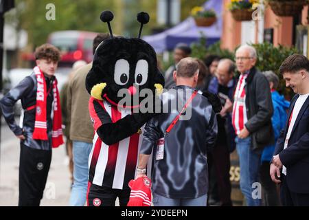 La mascotte de Brentford, Buzz, peut être vue à l'extérieur du terrain avant le match de premier League au Gtech Community Stadium de Londres. Date de la photo : samedi 26 octobre 2024. Banque D'Images