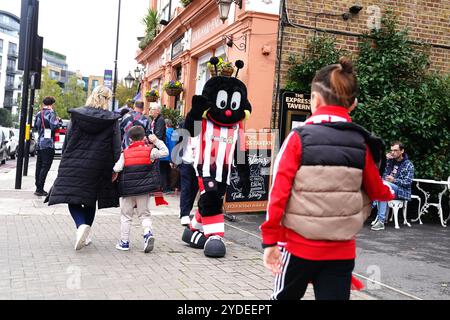 La mascotte de Brentford, Buzz, peut être vue à l'extérieur du terrain avant le match de premier League au Gtech Community Stadium de Londres. Date de la photo : samedi 26 octobre 2024. Banque D'Images