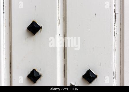 Fenêtre avec volets en bois blanc fermés Banque D'Images