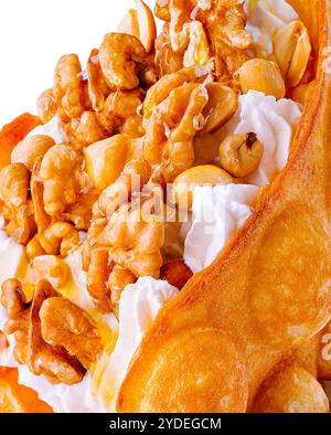 Gaufre à bulles avec noix et crème Banque D'Images